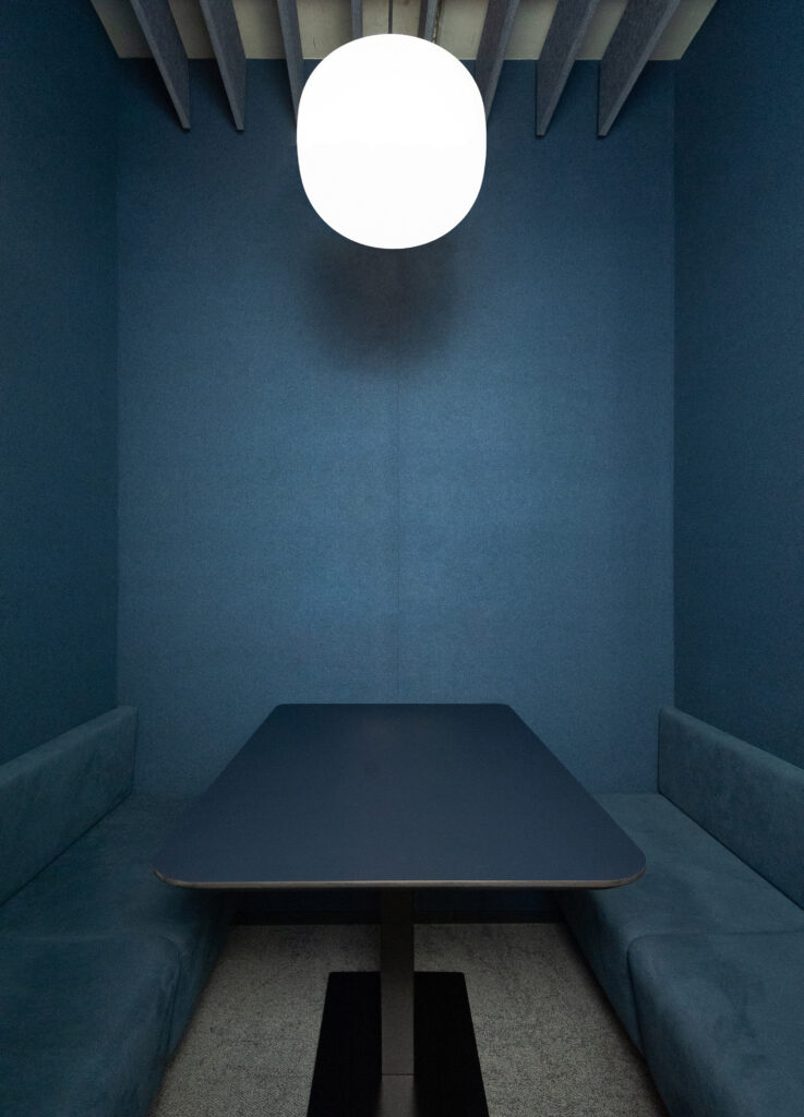 blaue Meetingbox mit blauem Tisch und blauer Sitzbank