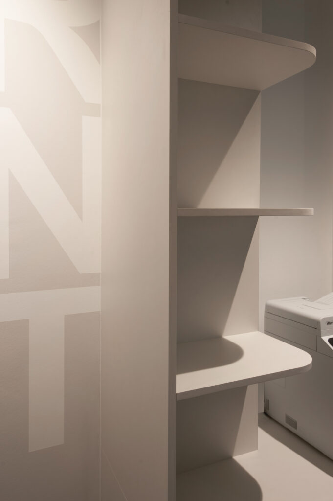 Offenes, weißes Büroregal mit abgerundeten Böden