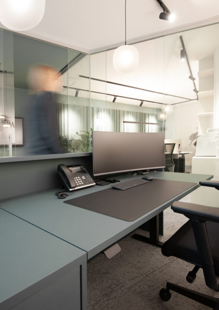 Arbeitsplatz hinter den grünen Empfangstresen