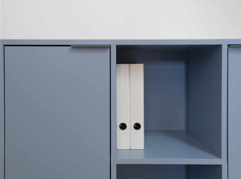 Detail blaues Sideboard mit Akten