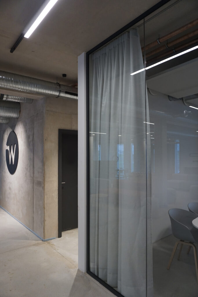 Flur mit Logo und Konferenzraum