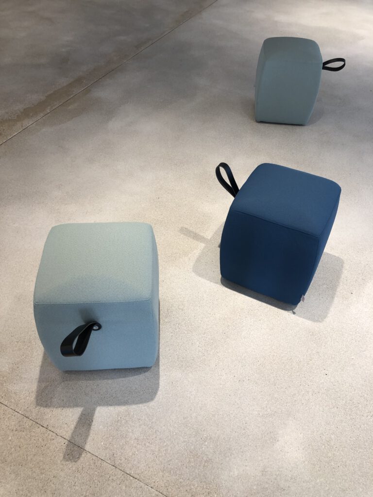 Poufs in Blau und Grün