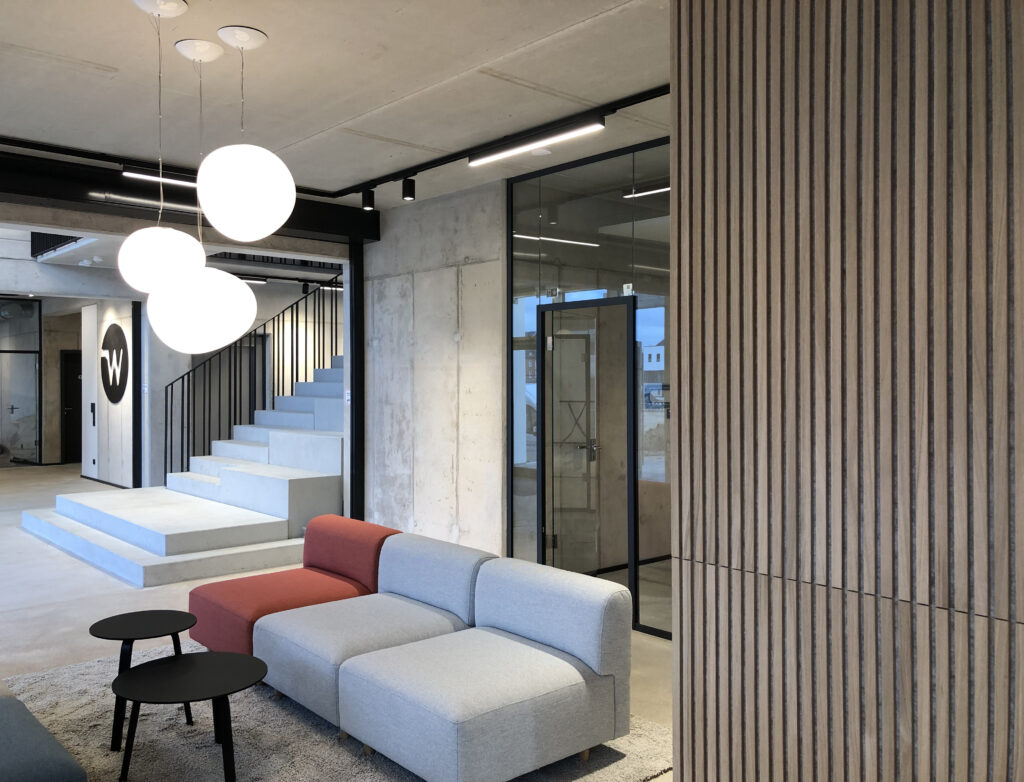Lounge mit Pendelleuchten und Treppenhaus