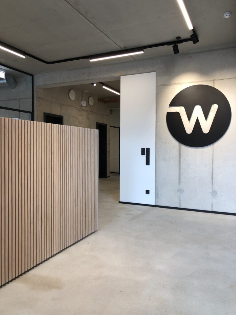 Empfang mit Logo auf Betonwand