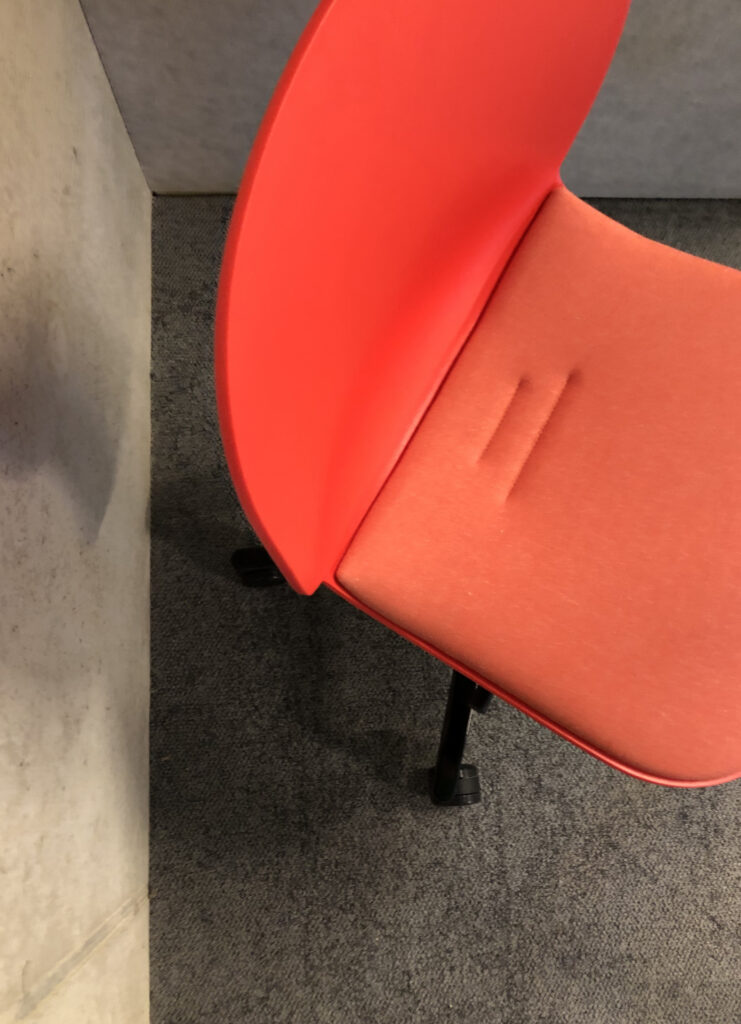 Roter Stuhl in Telefonkabine