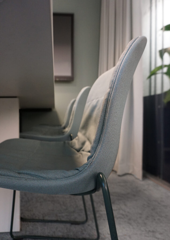 Detail grüner Stoffbezug vom Konferenzstuhl