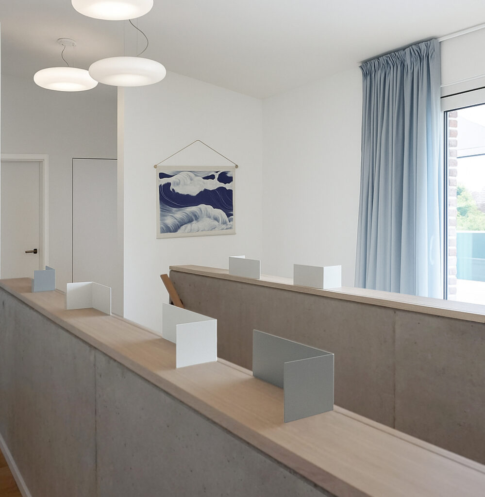 Offenes Betontreppenhaus mit Buchstützen als Geländerabschluss und Pendelleuchten