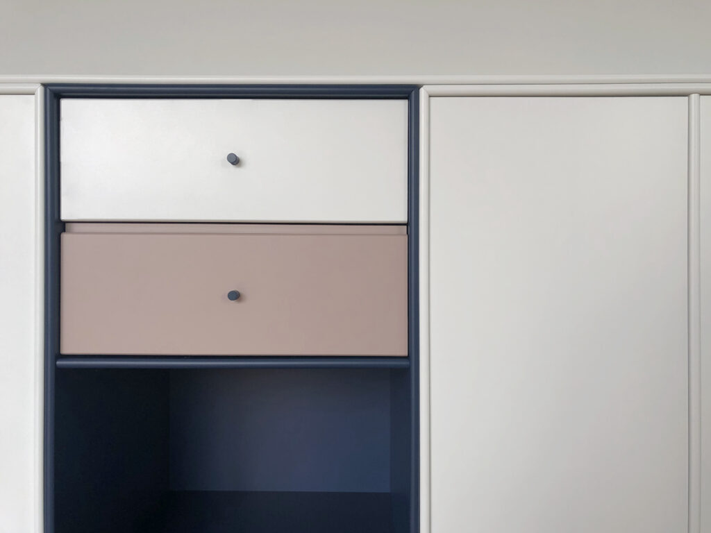 Detail Büroschrank in Blau, Weiß und Rosa mit blauen Knöpfen