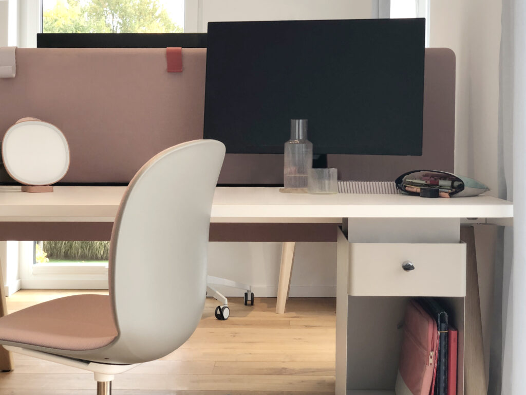 Weißer Schreibtisch mit rosa Tischpaneel und Drehstuhl