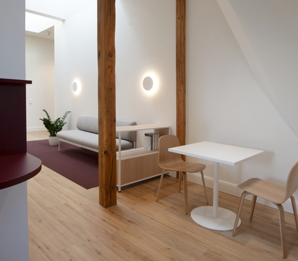 Aufenthaltbereich mit Sofa und Esstisch