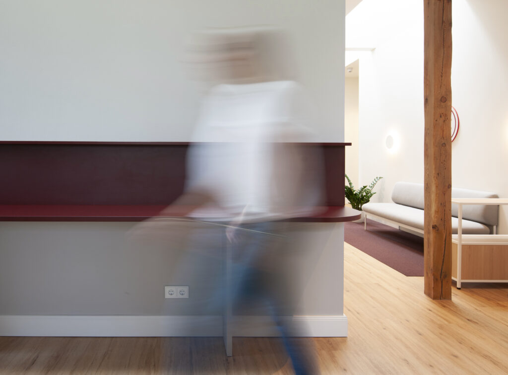 Küchentresen mit Lounge im Hintergrund